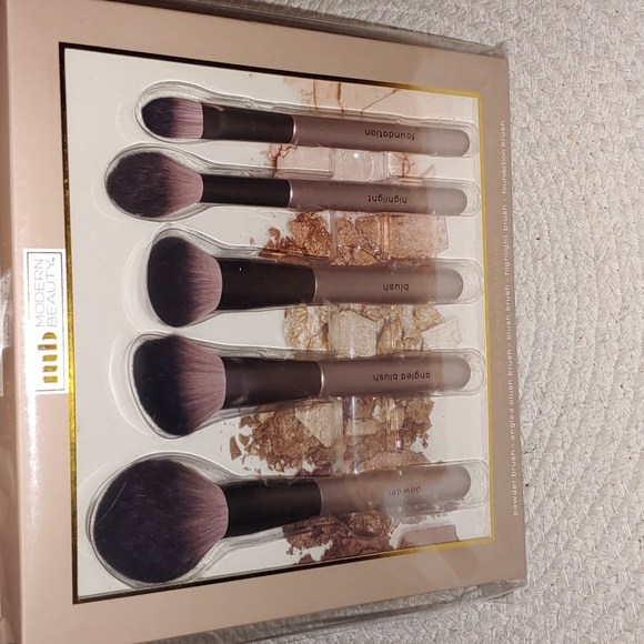 Makeup Brushes - Picture 1 of 3